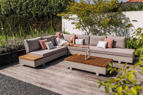 Edge hoekbank met teakhouten zijtafel en beige aluminium frame